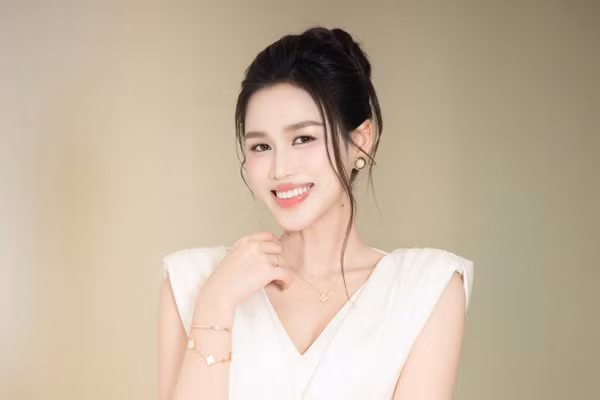 Hoa hậu Đỗ Thị Hà đẹp quý phái, chuẩn khí chất phu nhân hào môn
