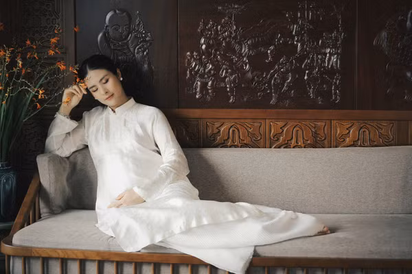 Khoảnh khắc giản dị đầy yêu thương của Hoa hậu Ngọc Hân 