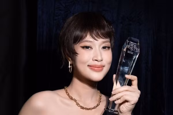 Hoa hậu Thiên Ân gây bất ngờ với diện mạo mới, lập 'cú đúp' giải thưởng điện ảnh