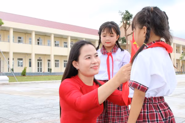 Cô, trò xã biên giới Ea Rốk, Đắk Lắk chuẩn bị cho lễ khai giảng năm học 2026-2027.