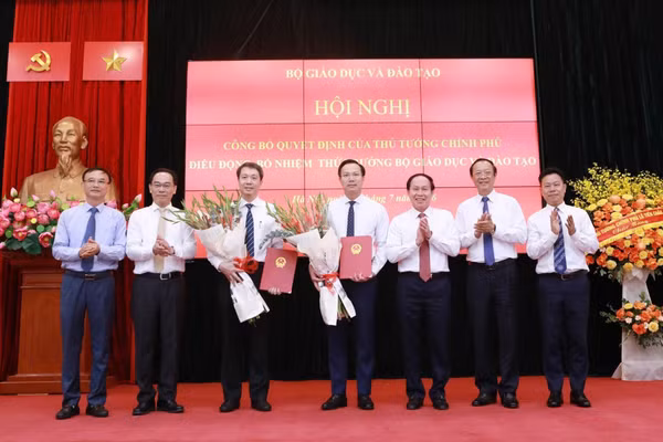 Lãnh đạo Bộ GD&ĐT tặng hoa chúc mừng tân Thứ trưởng Phạm Quang Hưng và Thứ trưởng Đoàn Trung Kiên.