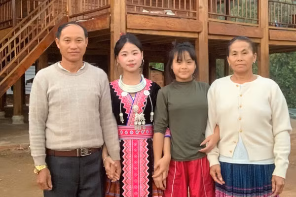 Em Lý Thị Chi Na (thứ 2 từ trái sang) chụp ảnh cùng gia đình.