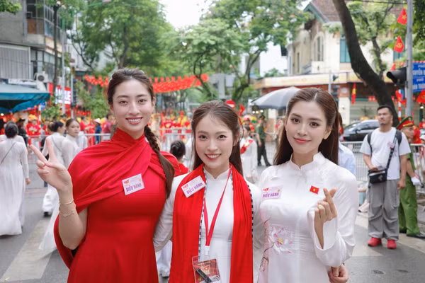 Ngắm loạt áo dài tuyệt đẹp mừng đại lễ của các nàng hậu Việt 