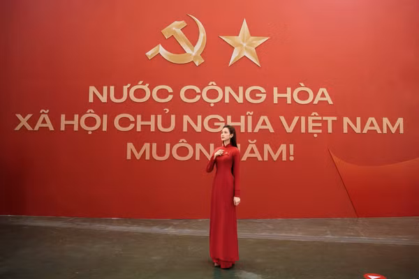 Đỗ Thị Hà cùng dàn sao nữ khoe sắc trong tà áo dài đỏ nổi bật, mừng đại lễ A80