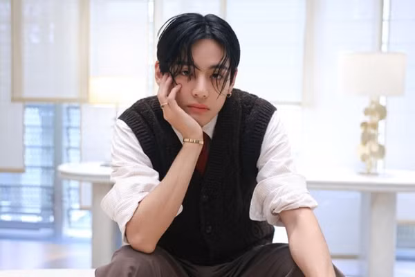 V (BTS) tiếp tục nhận danh hiệu bất kỳ người đàn ông nào cũng mơ ước 