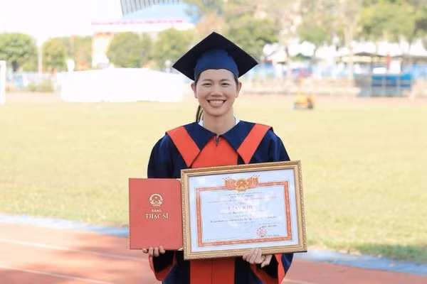Kình ngư Ánh Viên khoe bằng thạc sĩ cùng dòng trạng thái hài hước gây chú ý