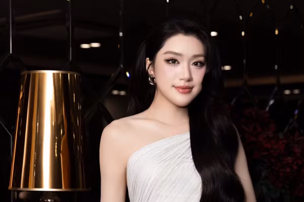 Phương Oanh bật khóc trong vòng tay gia đình sau một tháng đăng quang
