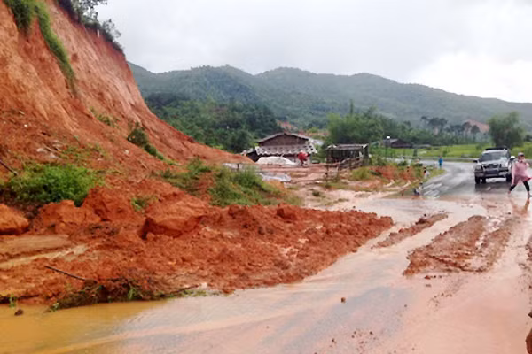 Các tỉnh từ Điện Biên tới Quảng Ngãi chủ động ứng phó với mưa lớn, sạt lở đất