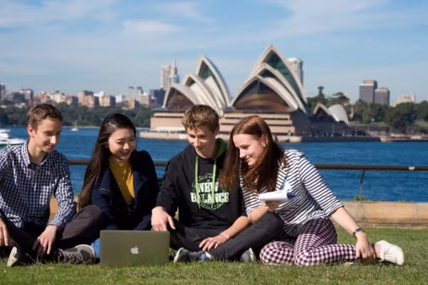 Australia tiếp tục tăng mạnh lệ phí visa du học, ngành giáo dục quốc tế lo ngại