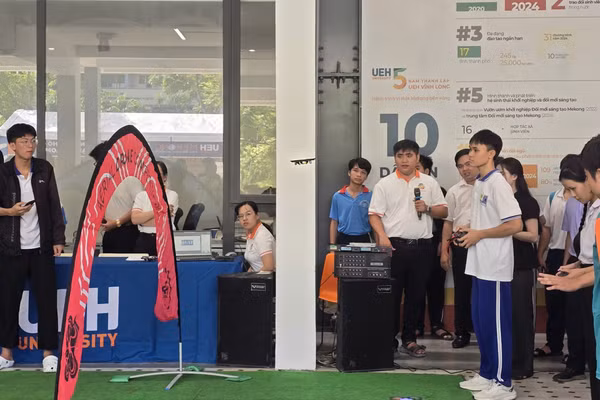 Các đội thi tranh tài điều khiển drone tại hội thi.