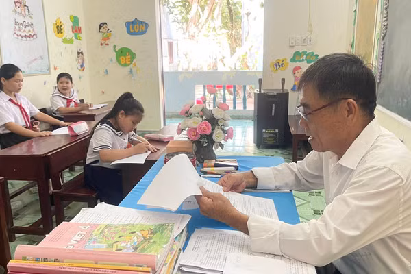 Người trồng mầm xanh tri thức trên đảo Trường Sa