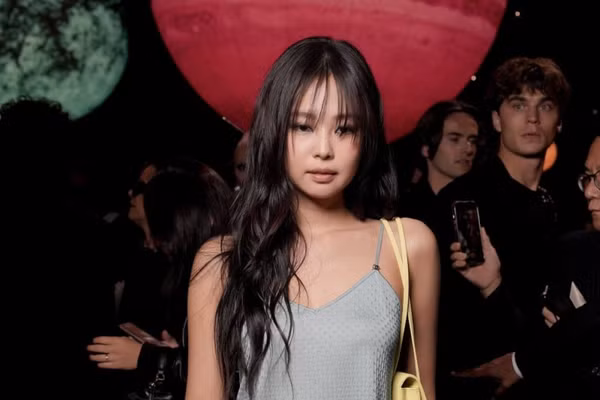 Jennie (BLACKPINK) xuất hiện ấn tượng, diện trang phục như 'đồ ngủ' đi sự kiện
