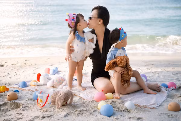 Cặp song sinh nhà Phương Oanh chiếm sóng mạng xã hội ngày sinh nhật 