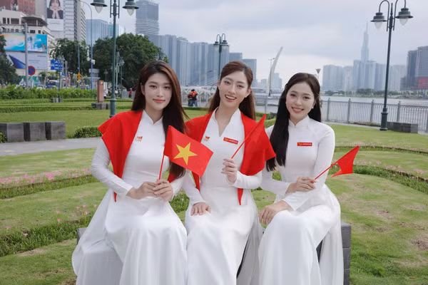 Hoa hậu Lương Thùy Linh khoe sắc trong tà áo dài, lan tỏa niềm tự hào dân tộc 
