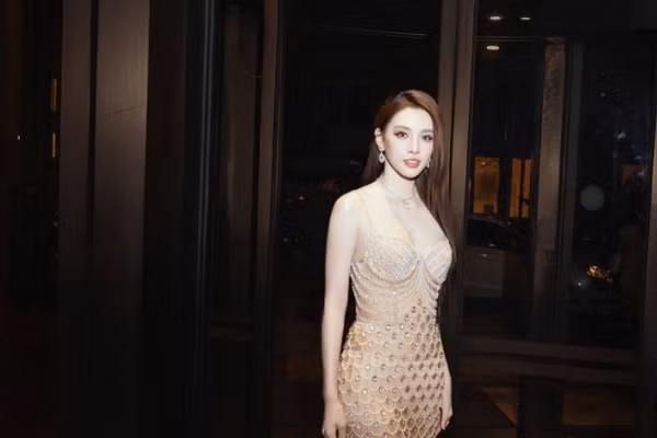 Tiểu Vy khoe vóc dáng quyến rũ, vòng một gợi cảm với thiết kế đẹp