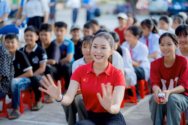 Hoa hậu Kiều Duy trao tặng tủ thuốc cho trẻ em miền núi