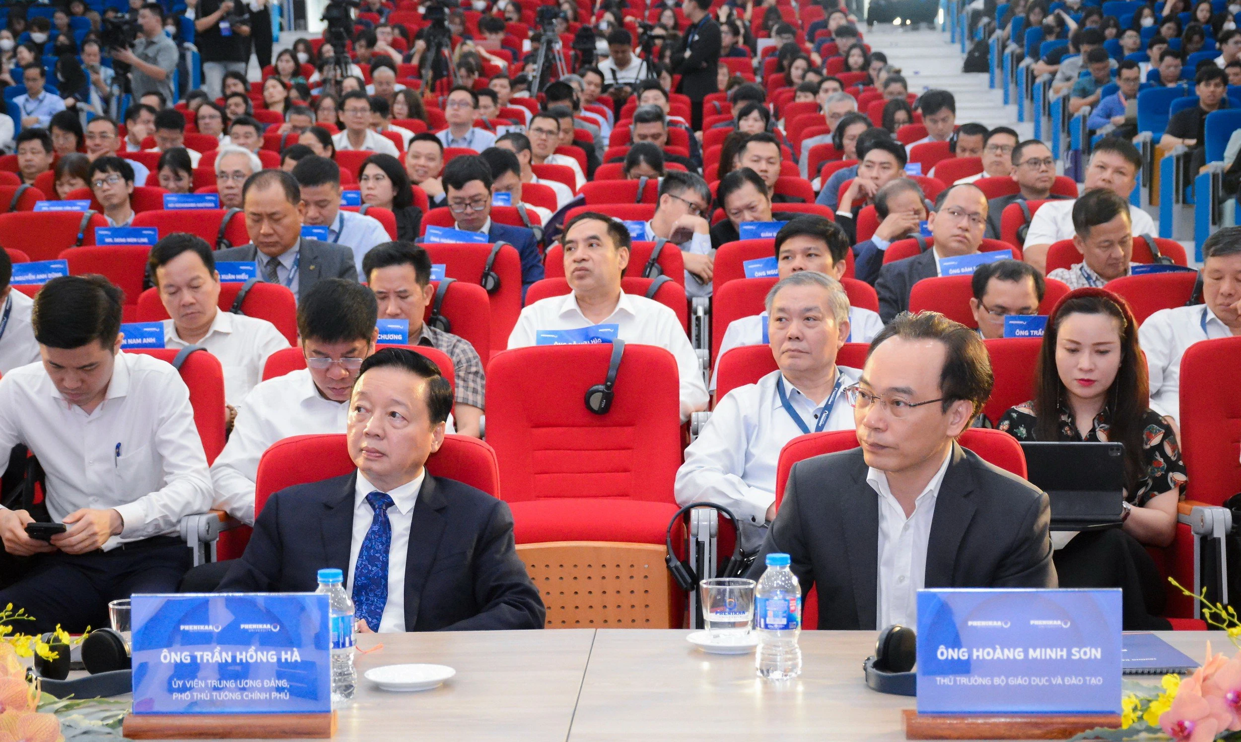 Phó Thủ tướng Trần Hồng Hà, Thứ trưởng Bộ GD&amp;ĐT Hoàng Minh Sơn cùng đại diện lãnh đạo một số bộ, ngành, đơn vị dự hội thảo.
