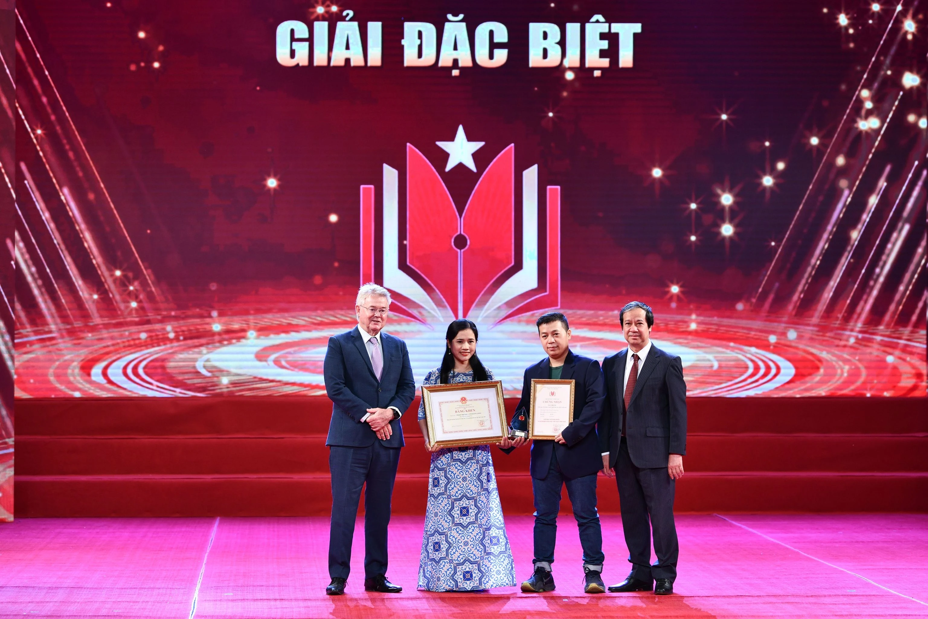 Bộ trưởng Bộ GD&ĐT Nguyễn Kim Sơn và ông Raymond Gordon - Hiệu trưởng Trường Đại học Anh Quốc Việt Nam trao giải cho tác giả đạt giải Đặc biệt. Bộ trưởng Bộ GD&ĐT Nguyễn Kim Sơn và ông Raymond Gordon - Hiệu trưởng Trường Đại học Anh Quốc Việt Nam trao giải cho tác giả đạt giải Đặc biệt.