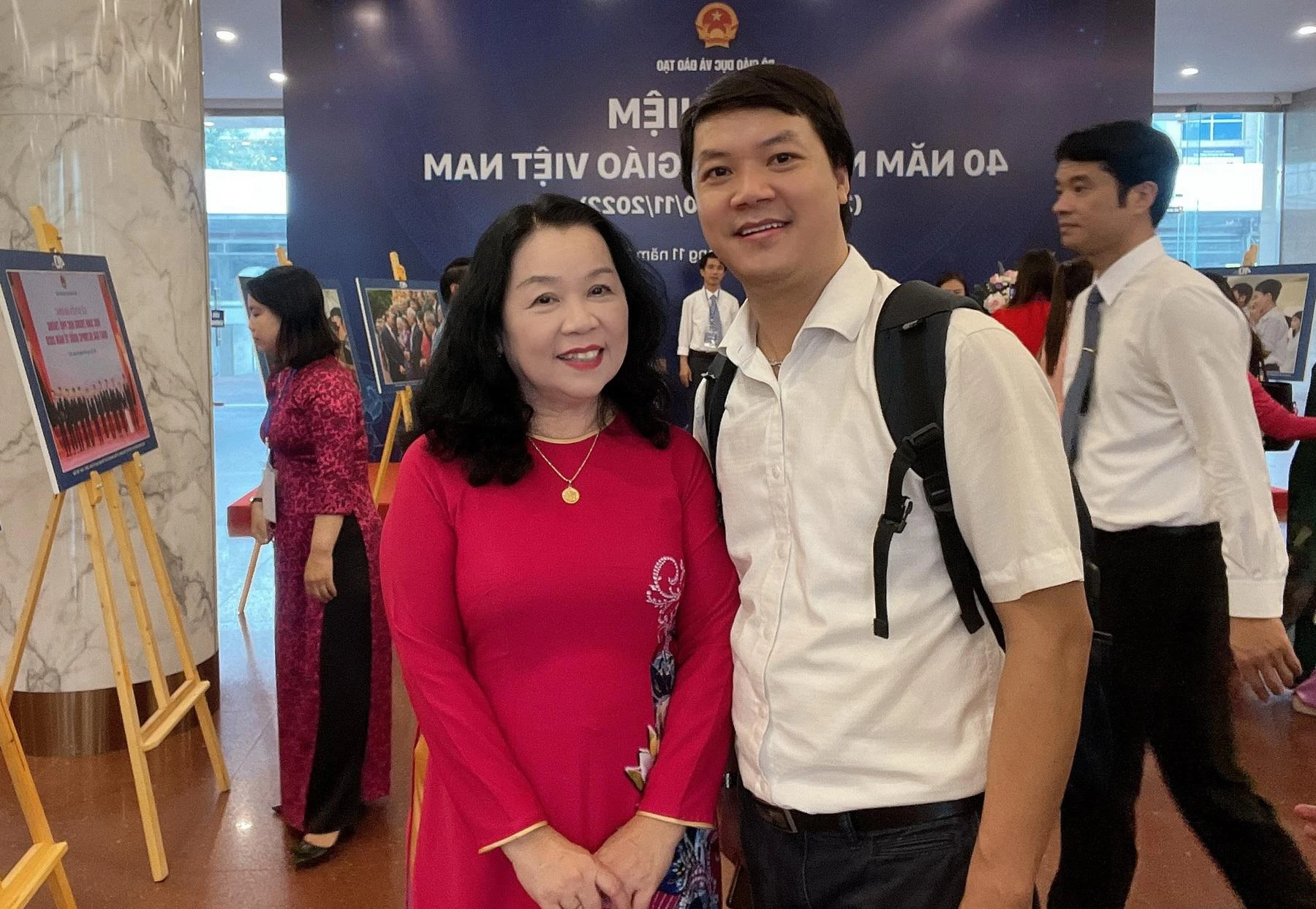 GS.TS Nguyễn Minh Thúy (trái) bên lề Đại lễ kỷ niệm 40 năm ngày Nhà giáo Việt Nam.