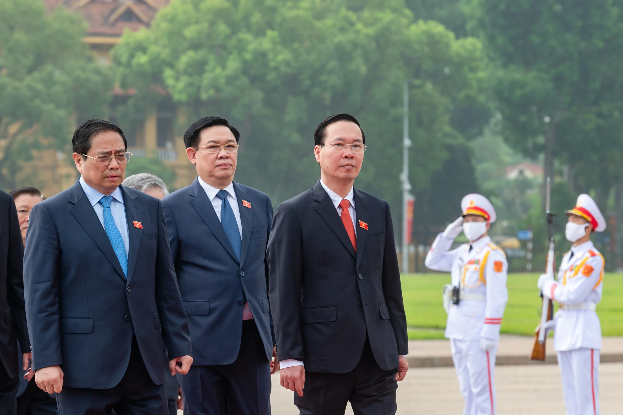 Chủ tịch nước Võ Văn Thưởng (bên phải), Chủ tịch Quốc hội Vương Đình Huệ (ở giữa), Thủ tướng Chính phủ Phạm Minh Chính và các đại biểu vào Lăng viếng Chủ tịch Hồ Chí Minh.