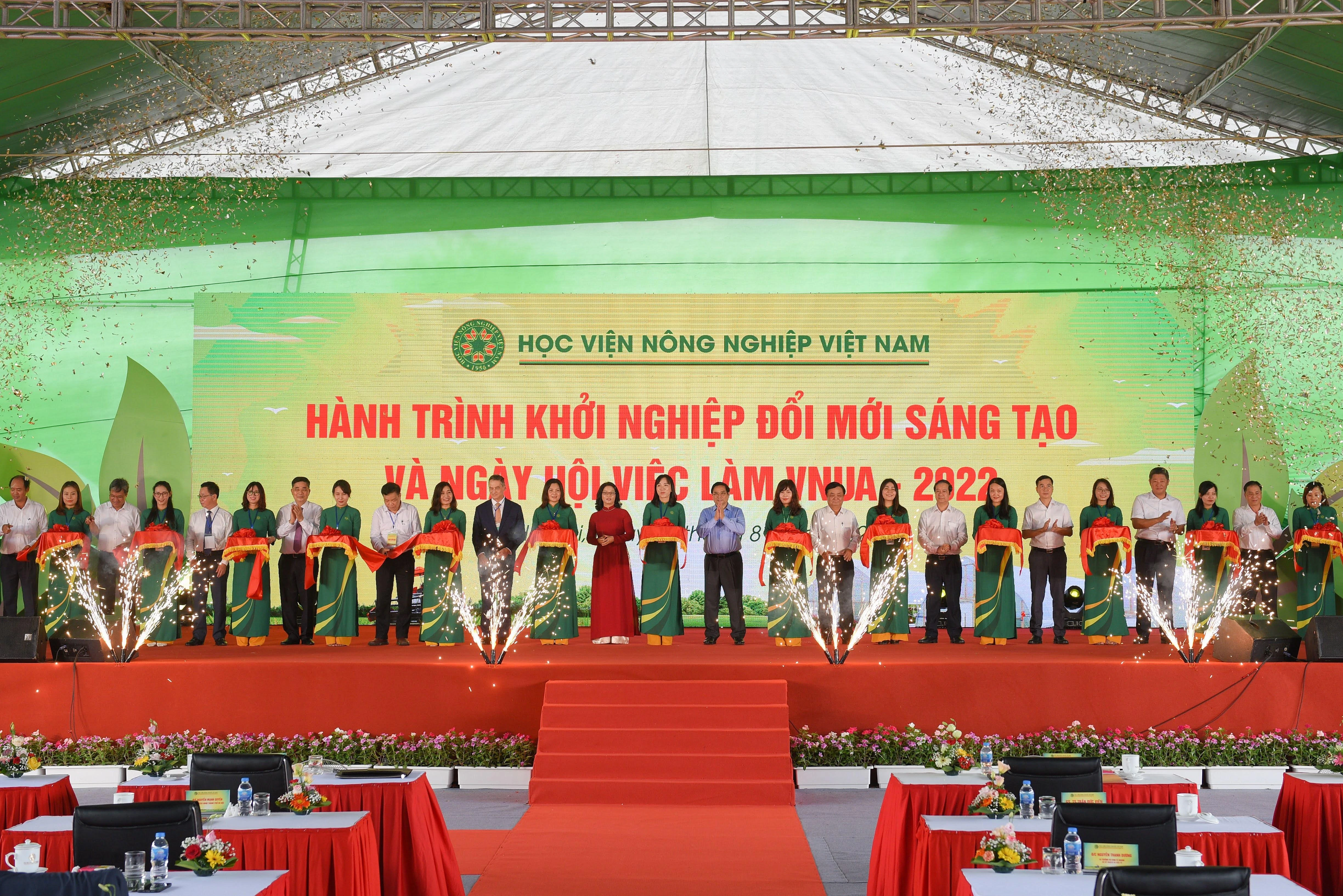Thủ tướng và các đại biểu cắt băng khai mạc sự kiện Hành trình khởi nghiệp đổi mới sáng tạo và ngày hội việc làm VNUA - 2022.
