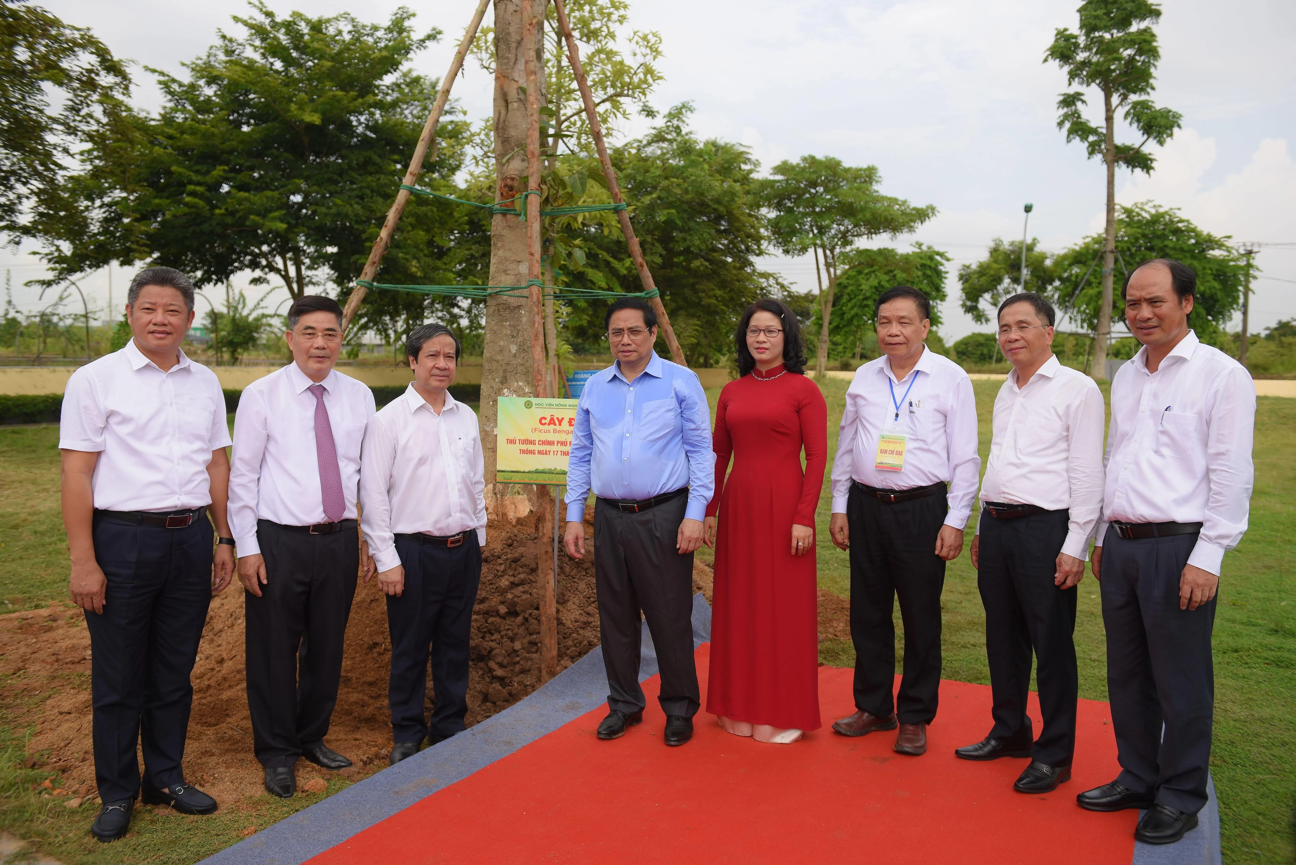 Thủ tướng và các đại biểu trồng cây lưu niệm tại Học viện Nông nghiệp Việt Nam