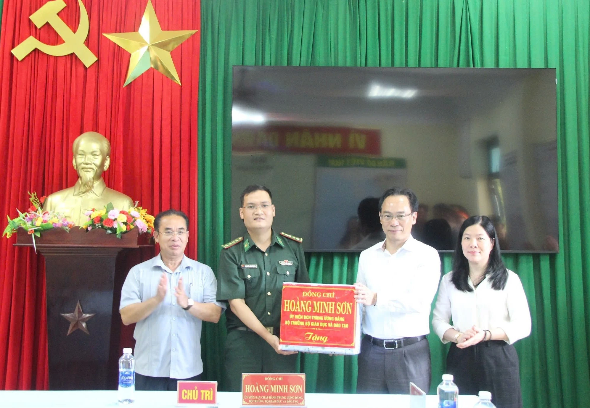 tang-qua-cho-don-bien-phong.jpg