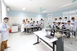 Tầm nhìn chiến lược phát triển đội ngũ giảng viên, nhà khoa học chuẩn quốc tế.