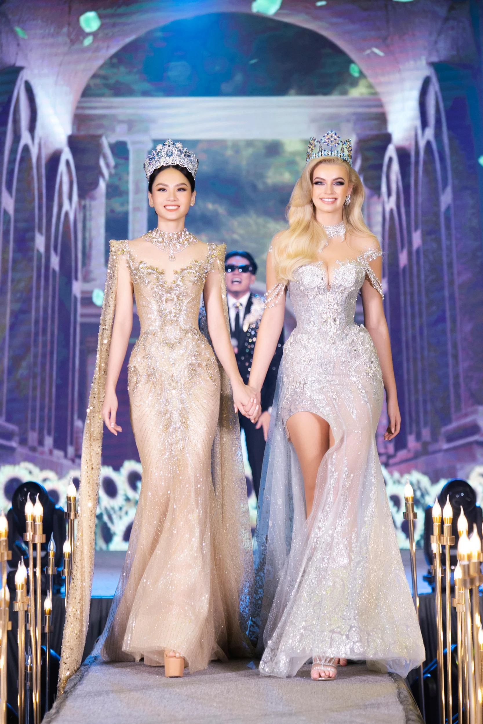 Hai đương kim hoa hậu Karolina và Mai Phương diện váy của NTK Anh Thư.