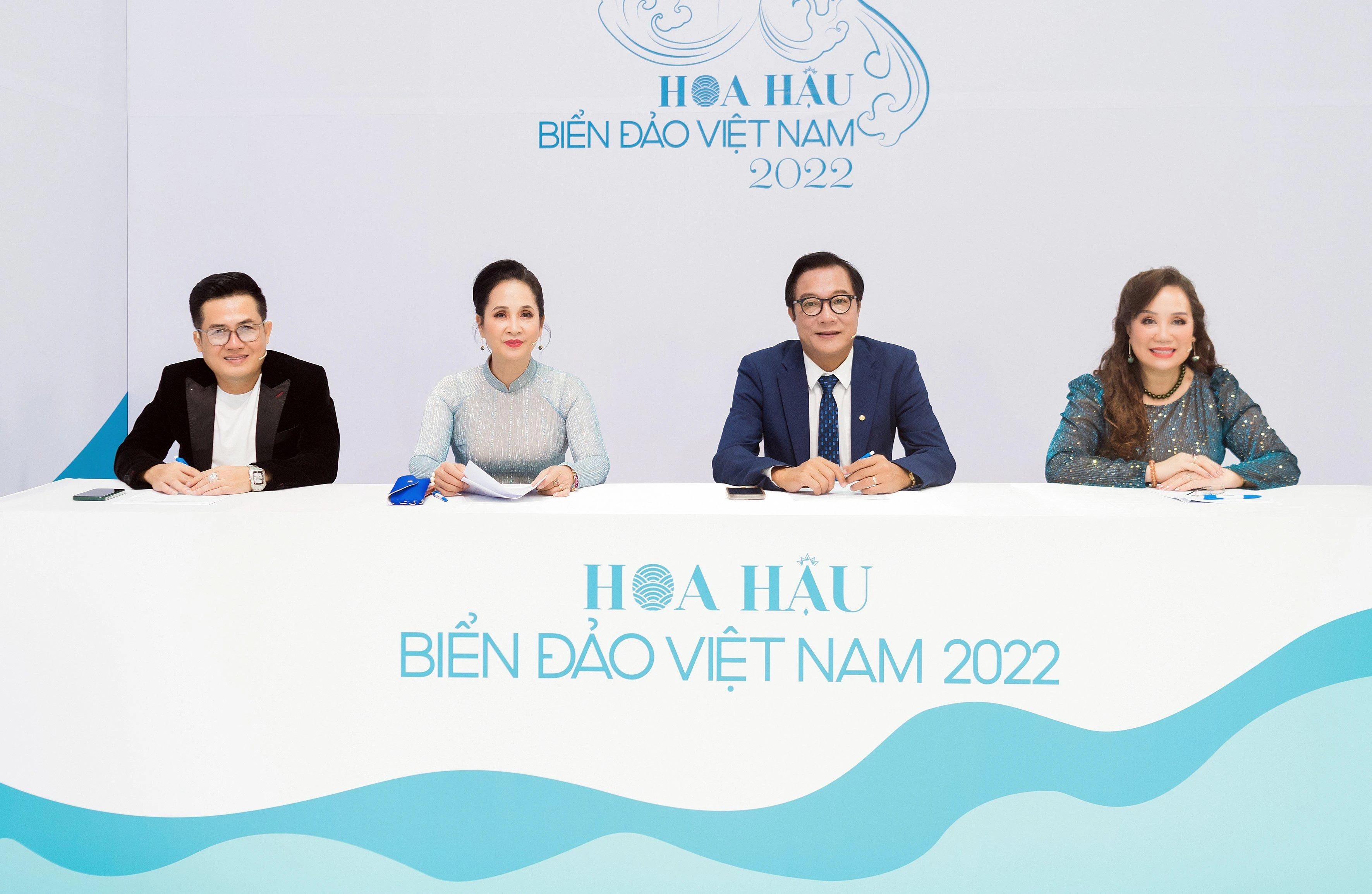 Ban giám khảo từ trái sang: NTK Lý Minh Tuấn, NSND Lan Hương, NSND Trọng Trinh (Trưởng BGK), Tiến sĩ nhân trắc học Vũ Thị Thu Hương. Ban giám khảo từ trái sang: NTK Lý Minh Tuấn, NSND Lan Hương, NSND Trọng Trinh (Trưởng BGK), Tiến sĩ nhân trắc học Vũ Thị Thu Hương.