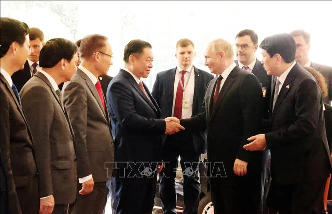 Tổng thống Liên bang Nga Vladimir Putin với các thành viên Đoàn Việt Nam. Ảnh: Lâm Khánh - TTXVN