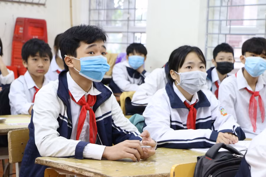 Đảm bảo an toàn phòng dịch là ưu tiên hàng đầu của các trường khi mở cửa đón học sinh đi học lại. Ảnh: Khôi Nguyên.