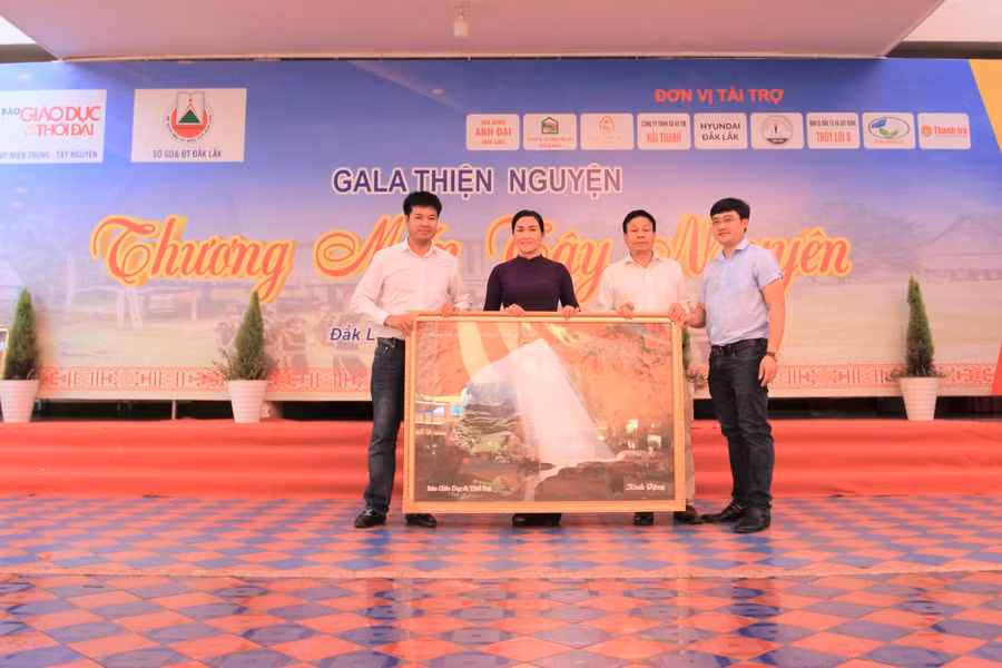 Nhân dịp này, đại diện Báo GD&amp;TĐ trao quà lưu niệm đến Trường THPT Lê Quý Đôn, đơn vị tổ chức chương trình.