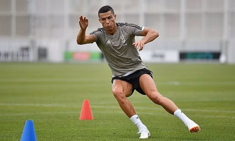 Nhà vô địch điền kinh nể Ronaldo