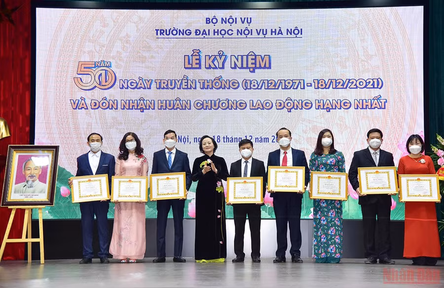Lễ kỷ niệm 50 năm ngày truyền thống trường Đại học Nôi vụ Hà Nội và đón nhận Huân chương Lao động hạng Nhất -7