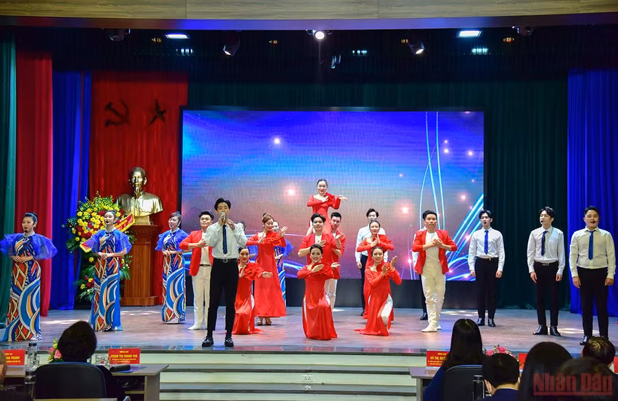 Lễ kỷ niệm 50 năm ngày truyền thống trường Đại học Nôi vụ Hà Nội và đón nhận Huân chương Lao động hạng Nhất -3