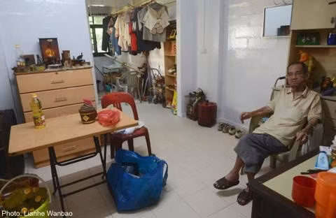 Ông lão sống với rệp hơn 20 năm