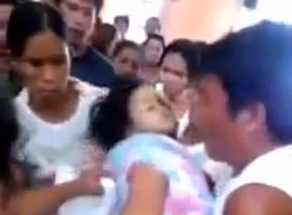 Bé 3 tuổi đột nhiên sống lại trong đám tang của mình
