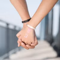 Đồng hồ thông minh hiện thông báo trên bàn tay.