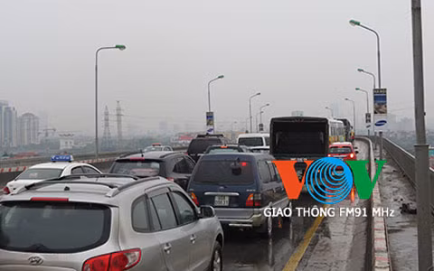 Liên tiếp 3 sự cố giao thông, cầu Thăng Long tắc nghẽn