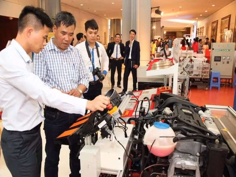 Cách ly phải ngừng việc tạm thời được trả lương ra sao?