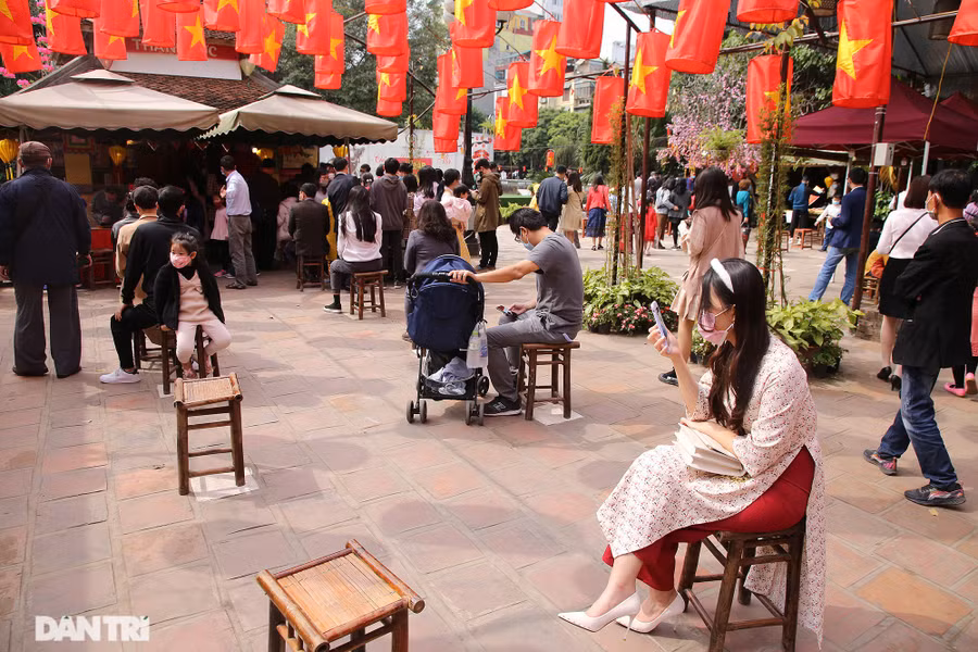 Ông đồ thời Covid-19 đeo khẩu trang cho chữ đầu xuân qua vách ngăn - 8