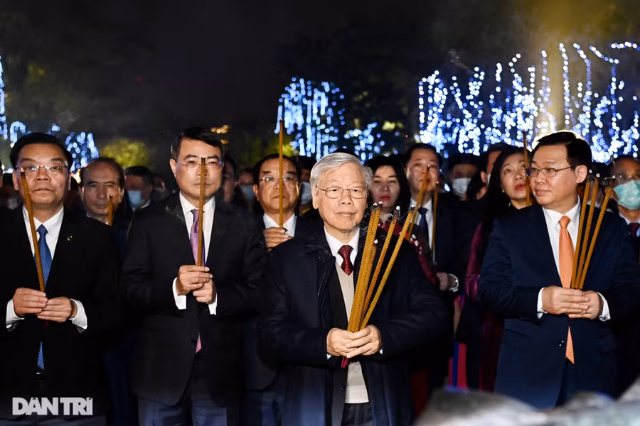 Tổng Bí thư, Chủ tịch nước chúc Tết nhân dân thủ đô bên Hồ Gươm - 3