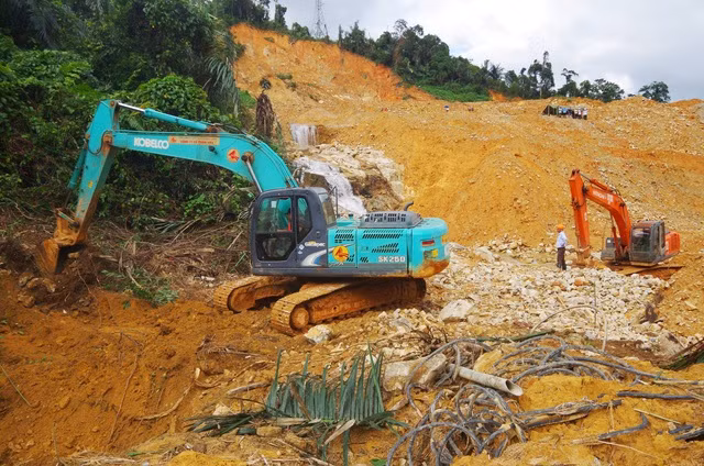 Các xe múc xử lý khối lượng đất đá cản đường xuống sông Rào Trăng để thuận đường cho các chiến sĩ