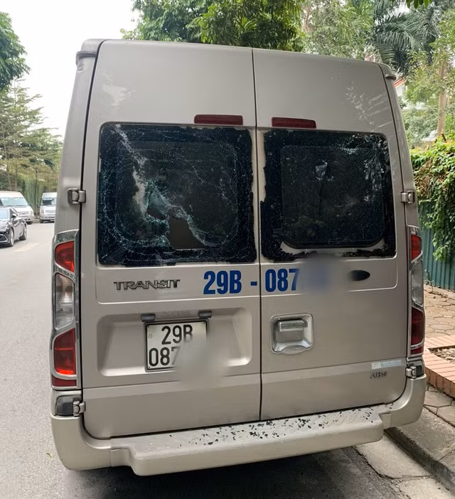 Hà Nội: Hàng loạt xe đưa đón học sinh bị đập vỡ kính, đèn chiếu hậu - 2