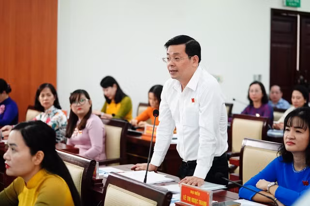 Ông Nguyễn Toàn Thắng, Giám đốc Sở Tài nguyên - Môi trường trả lời câu hỏi của Chủ tịch HĐND TPHCM về tiếng ồn karaoke