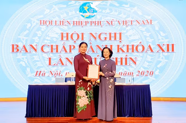 Bà Trương Thị Mai tặng hoa chúc mừng tân Chủ tịch Hội LHPN Việt Nam Hà Thị Nga. (Ảnh: Hội liên hiệp Phụ nữ Việt Nam)