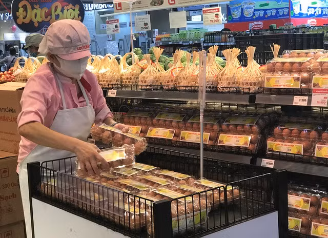 Hà Nội sau 1 tuần cách ly xã hội: Hàng hóa ngập tràn, khách thỏa sức mua ảnh 4
