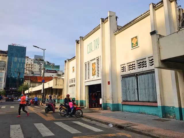 Tiểu thương chợ Bến Thành gặp khó, chuyển nghề đi giúp việc, chạy xe ôm - 6
