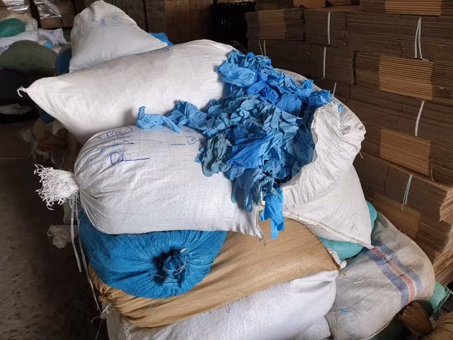 Phát hiện 2 triệu găng tay y tế cũ tái chế, chuẩn bị tung ra thị trường - 2
